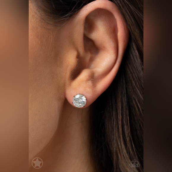 Just in TIMELESS Earrings 👌 👏 👍 Post Silver White Afordable - Picture 3 of 3